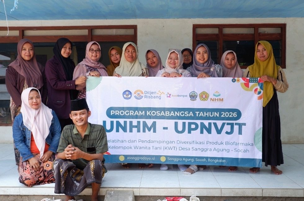 UNHM and UPN Veteran Jatim train Sanggra Agung women farmers in herbal products
