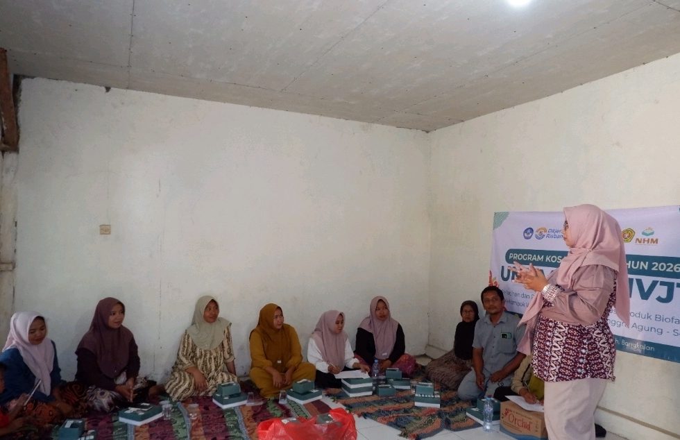 Devi Anggraini Putri, M.Si. training the women farmers of Sanggra Agung.